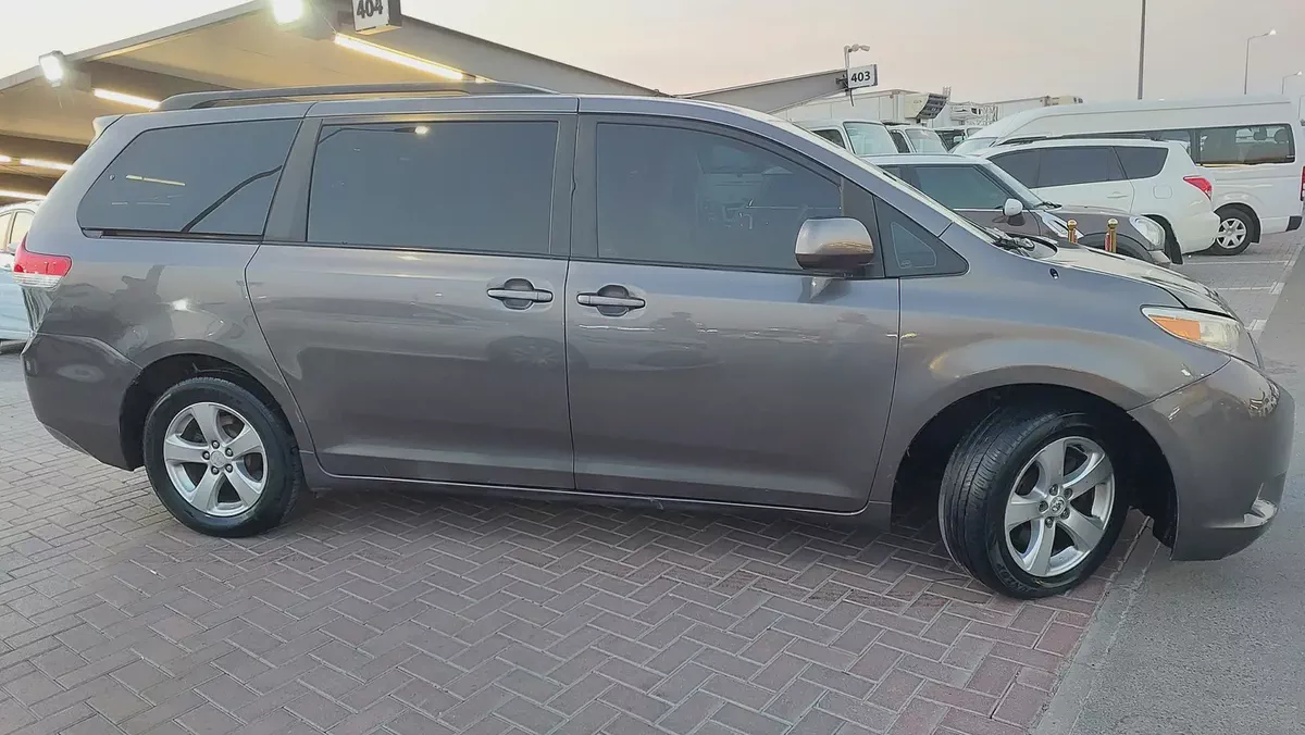 2011 Toyota Sienna SE | American Specs | Well Maintained Family Van-3-3