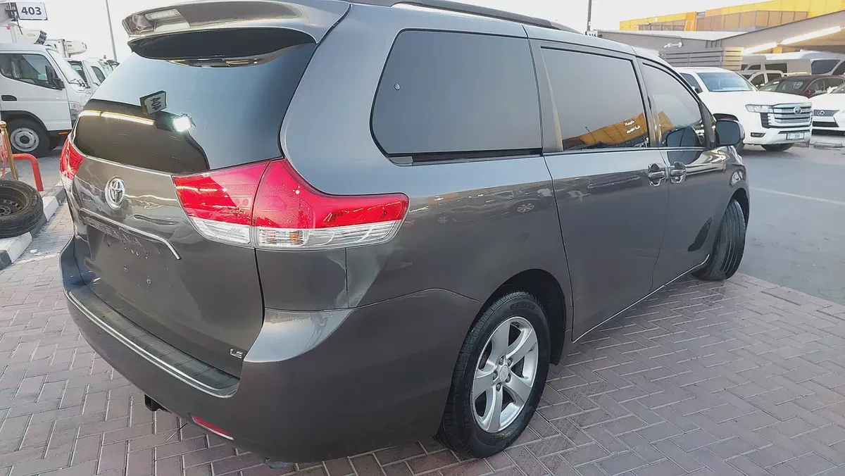 2011 Toyota Sienna SE | American Specs | Well Maintained Family Van-4-4