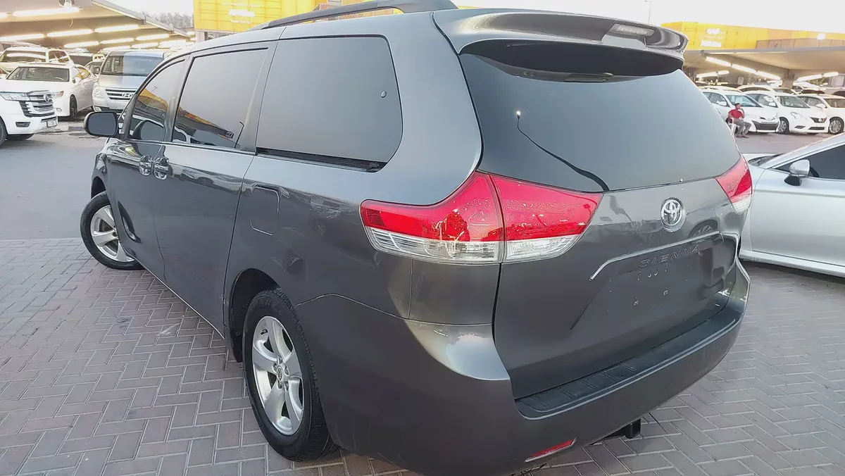 2011 Toyota Sienna SE | American Specs | Well Maintained Family Van-8-8