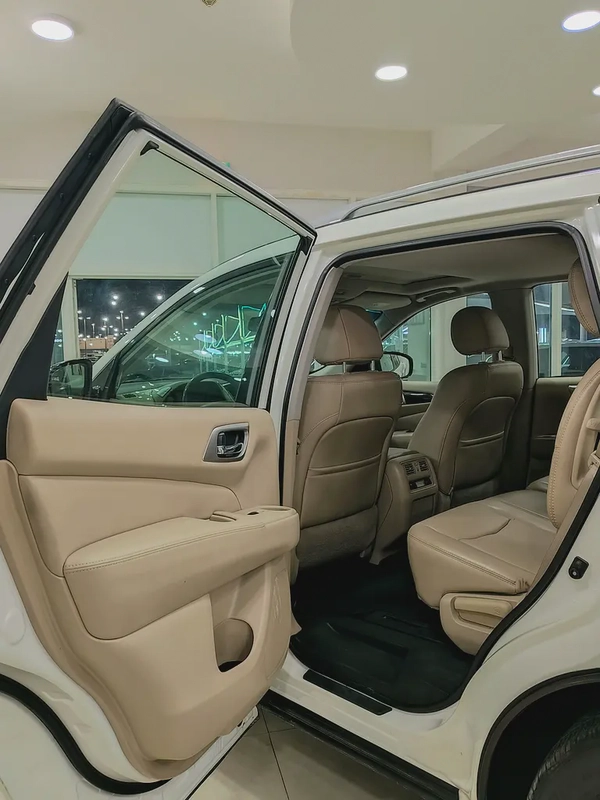 Nissan pathfinder SV 2017