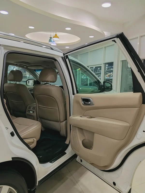 Nissan pathfinder SV 2017