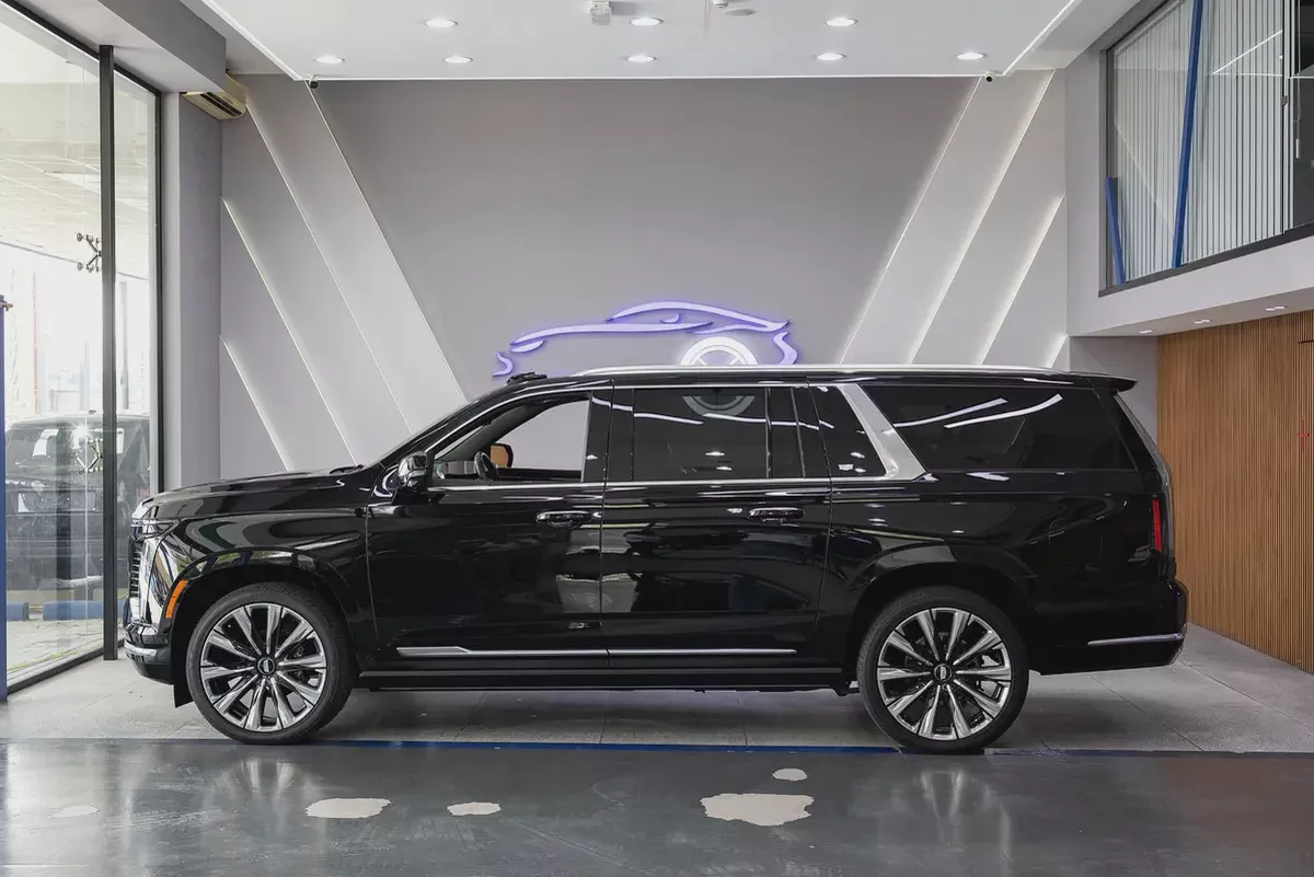 2025 - Cadillac Escalade Sport Platinum V8 for 444,000.00 AED-7-7