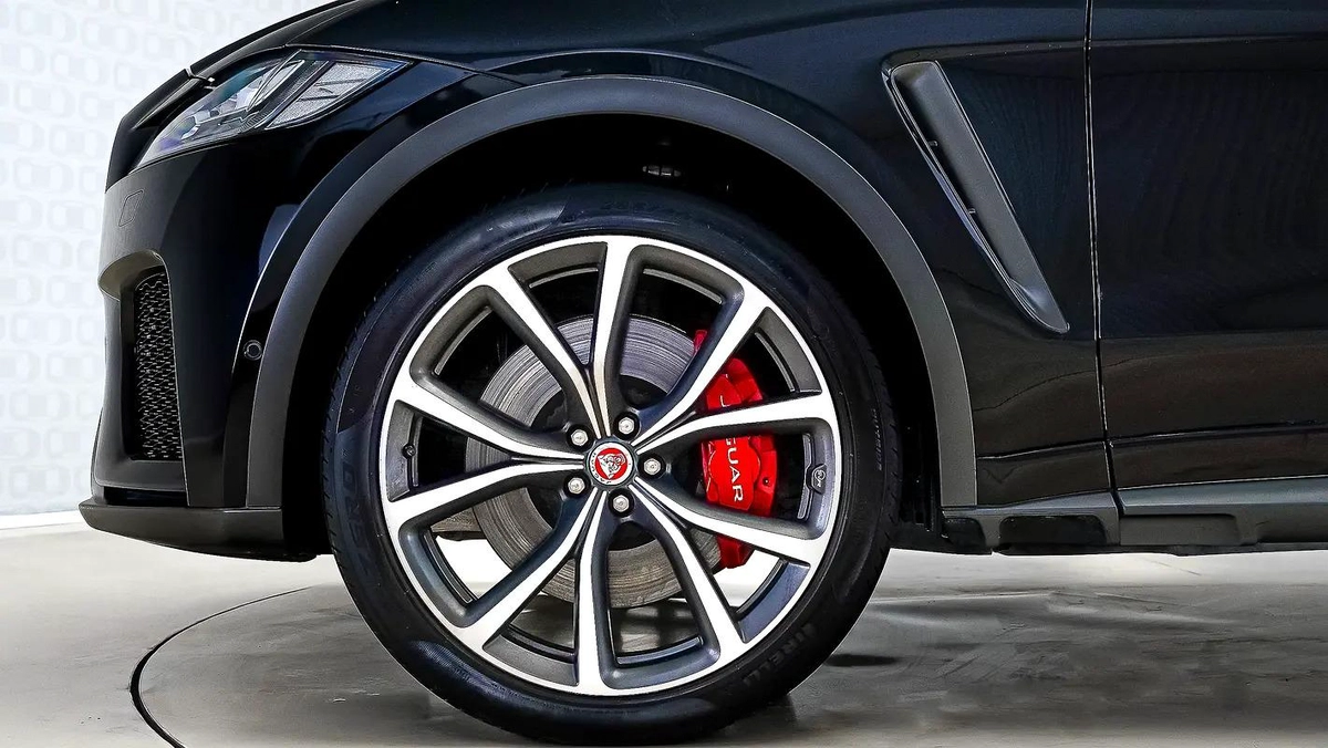 Jaguar F-Pace SVR-11-11