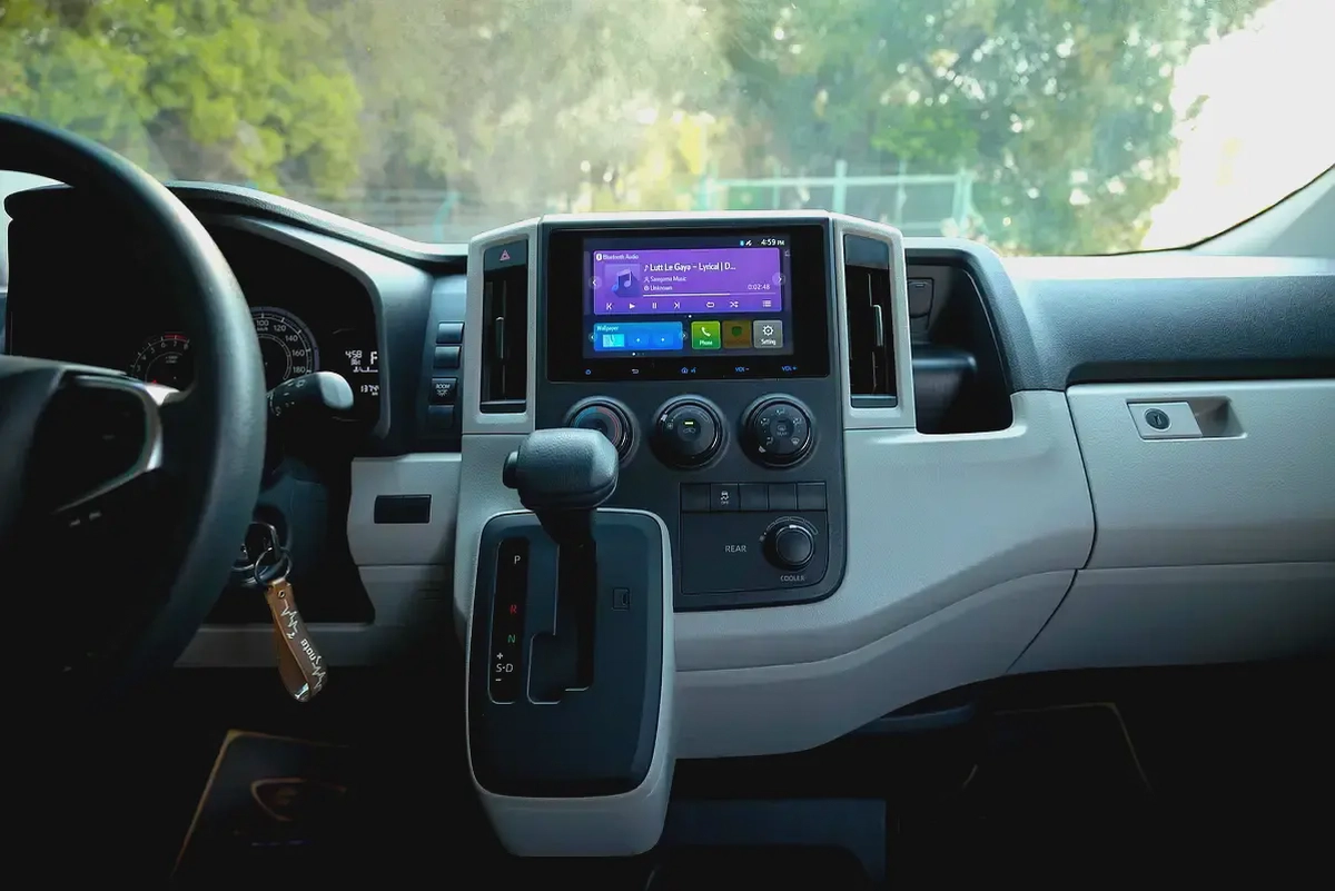 High-Roof 13-Seater Passenger Van | Automatic | GCC Specs | Ref#T28025-14-14