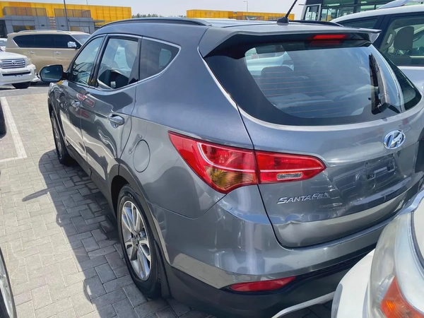 Hyundai santafe 2015 gary color GCC calen car