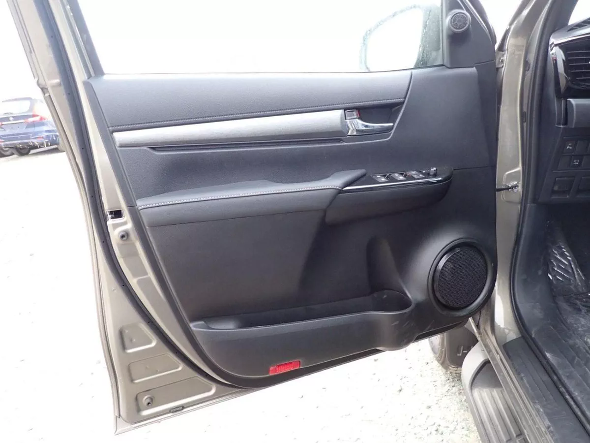 Toyota Hilux ADVENTURE-9-0