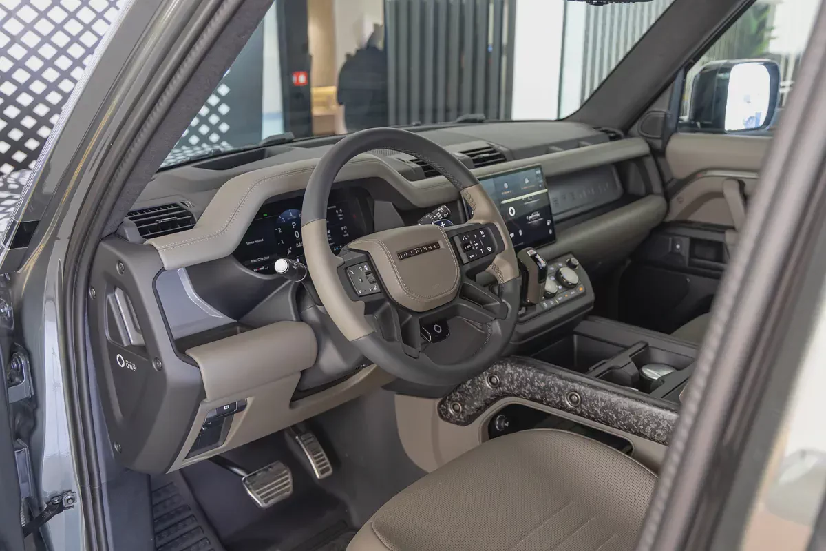 Land Rover Defender OCTA | 2025 | GCC Specs | V8-9-9