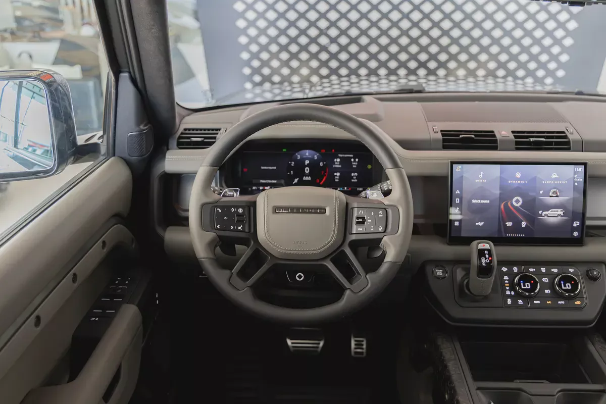 Land Rover Defender OCTA | 2025 | GCC Specs | V8-10-10