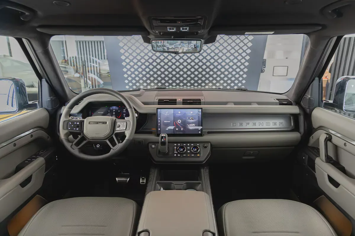 Land Rover Defender OCTA | 2025 | GCC Specs | V8-11-11