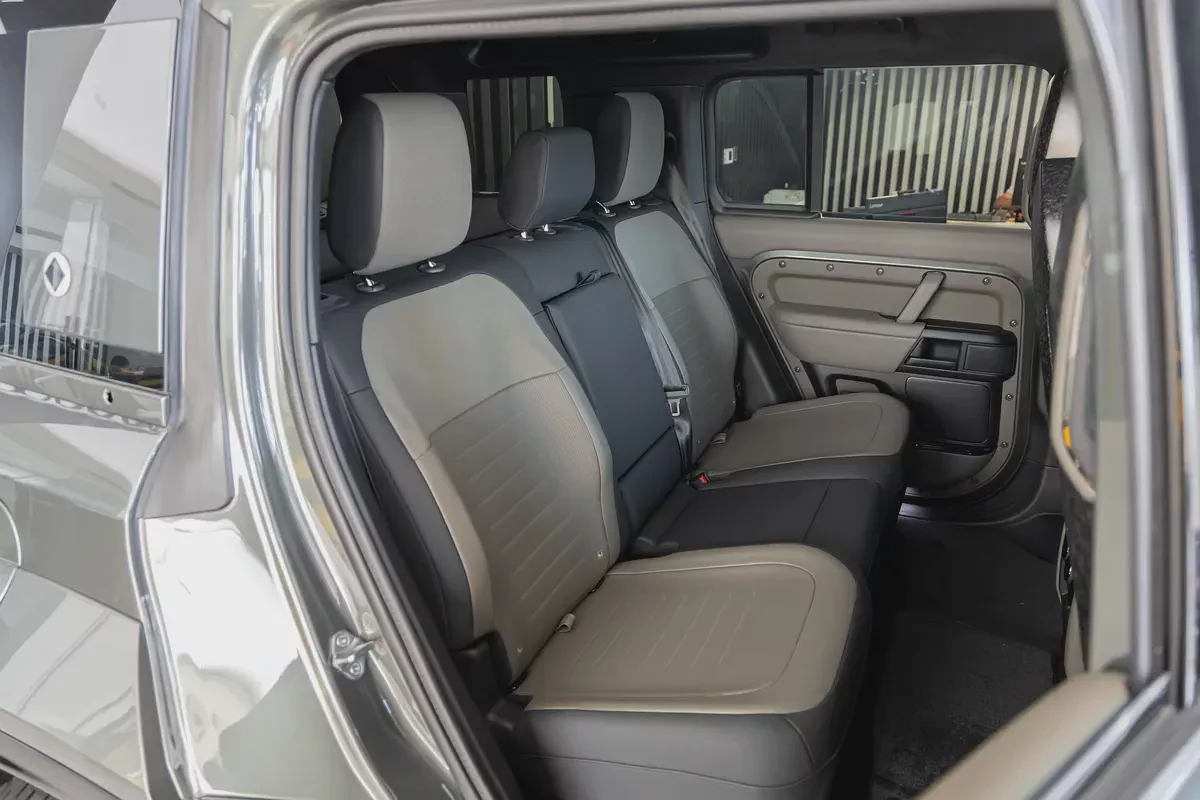 Land Rover Defender OCTA | 2025 | GCC Specs | V8-12-12