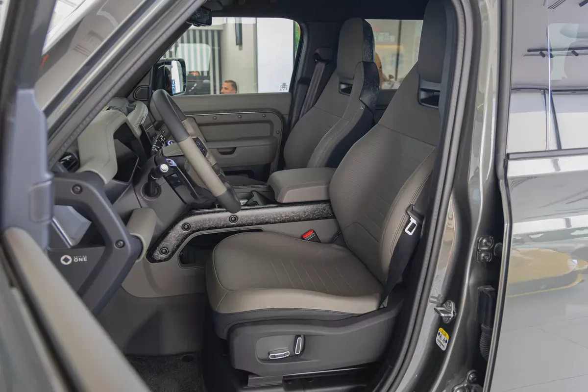 Land Rover Defender OCTA | 2025 | GCC Specs | V8-8-8