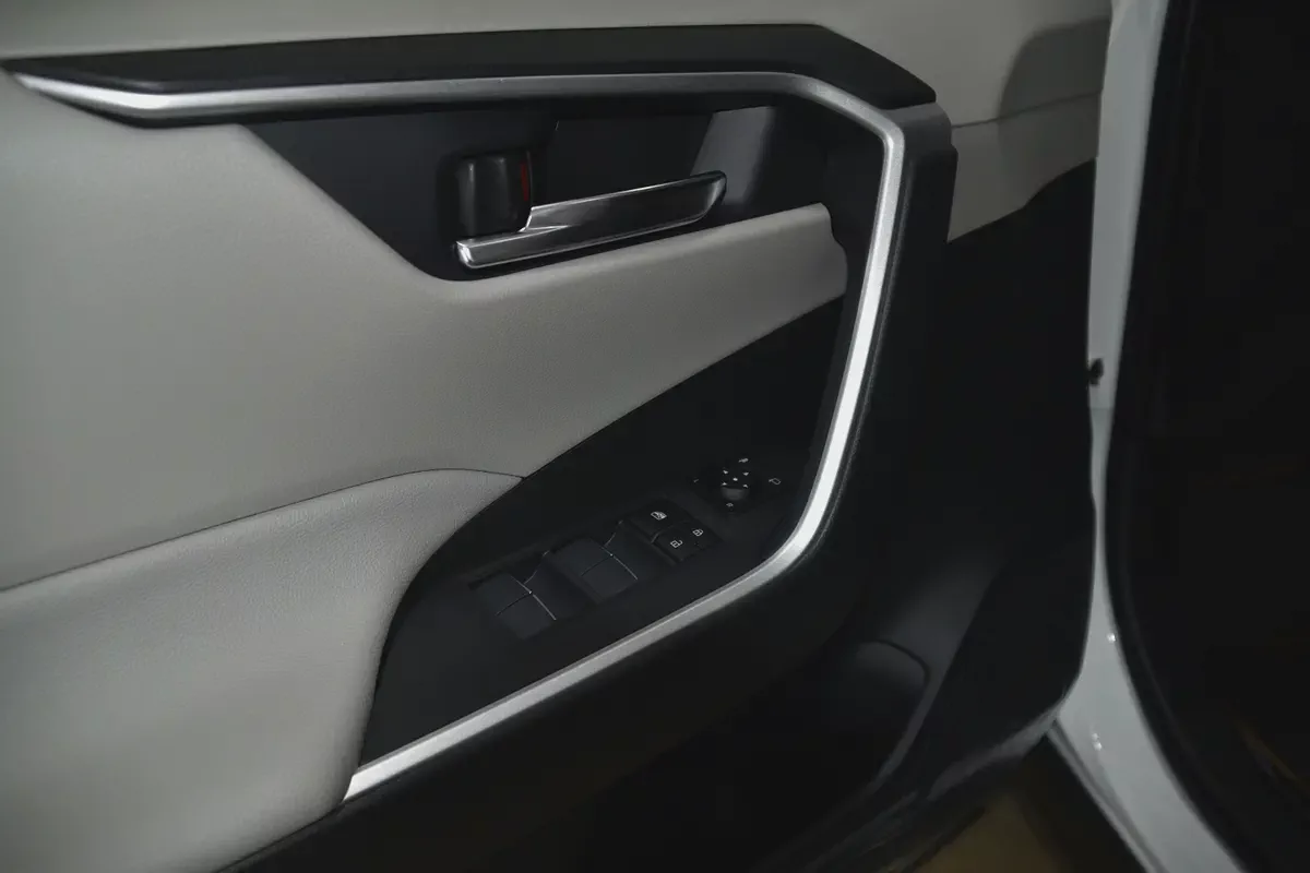 Toyota RAV4 Adventure 2023 GCC Specs ll 0km ll-7-7