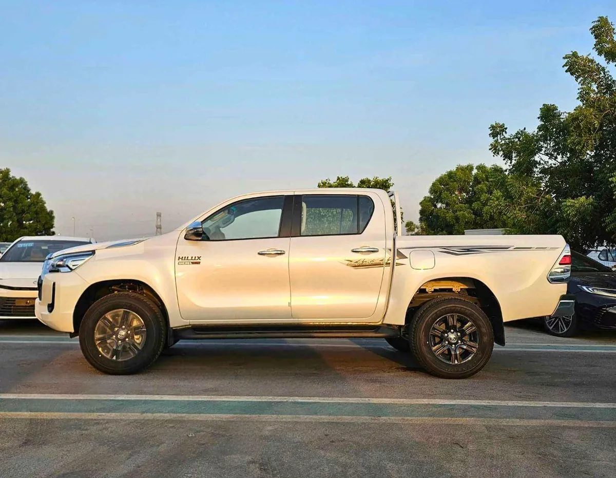 Toyota Hilux SGLX SR5 WIDE BODY / 2.4L DIESEL V4 A/T / PUSH START / REAR CAMERA / REAR CHROME BUMPER (CODE # HLD5-2-0
