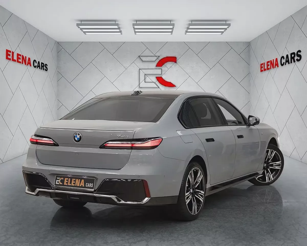 BMW 740i Exclusive - 2023 - GCC Specs - FSH - EXCELLENT CONDITION-3-3