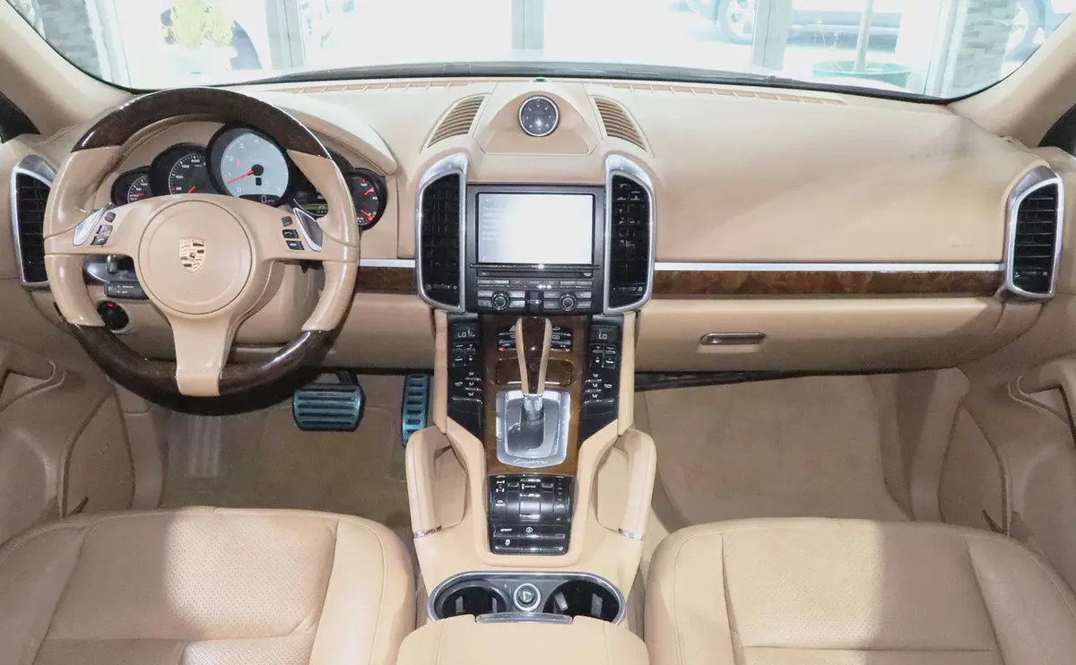 V8 Engine 4.8L . GCC . Excellent Condition . Single Owner..-10-10