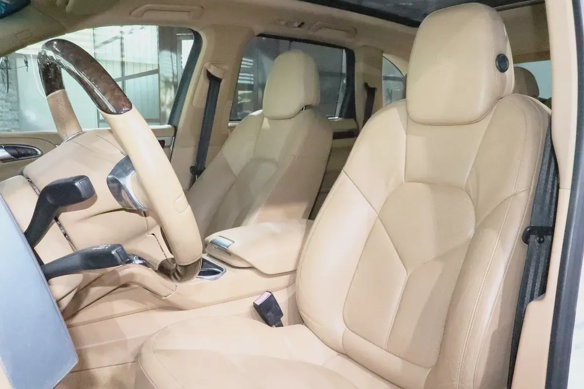 V8 Engine 4.8L . GCC . Excellent Condition . Single Owner..-14-14