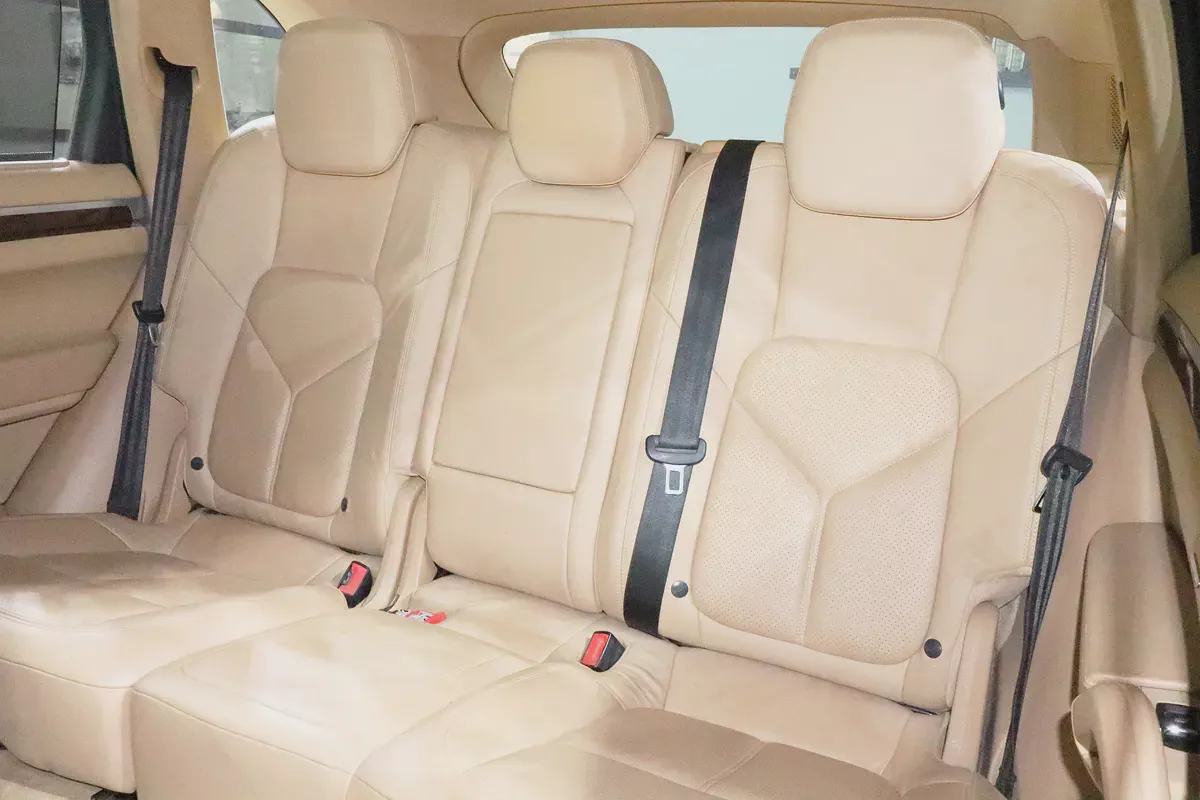 V8 Engine 4.8L . GCC . Excellent Condition . Single Owner..-15-15