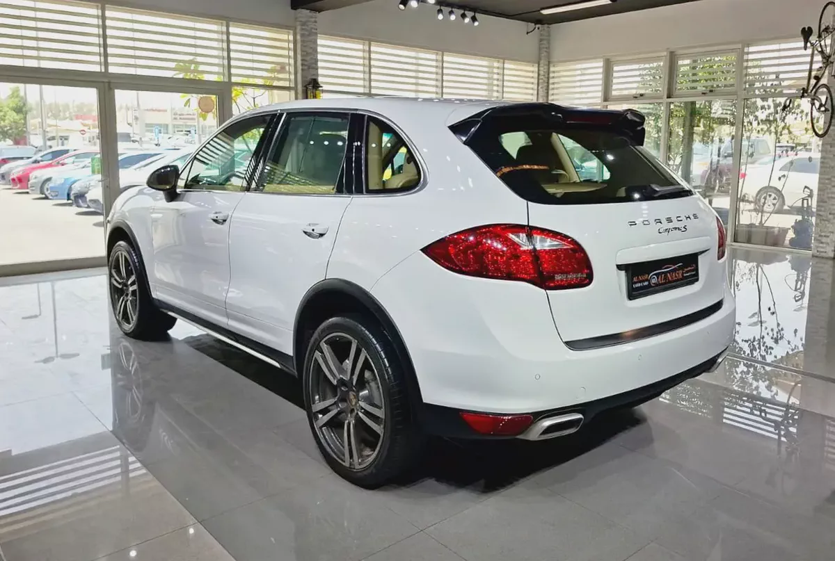 V8 Engine 4.8L . GCC . Excellent Condition . Single Owner..-3-3