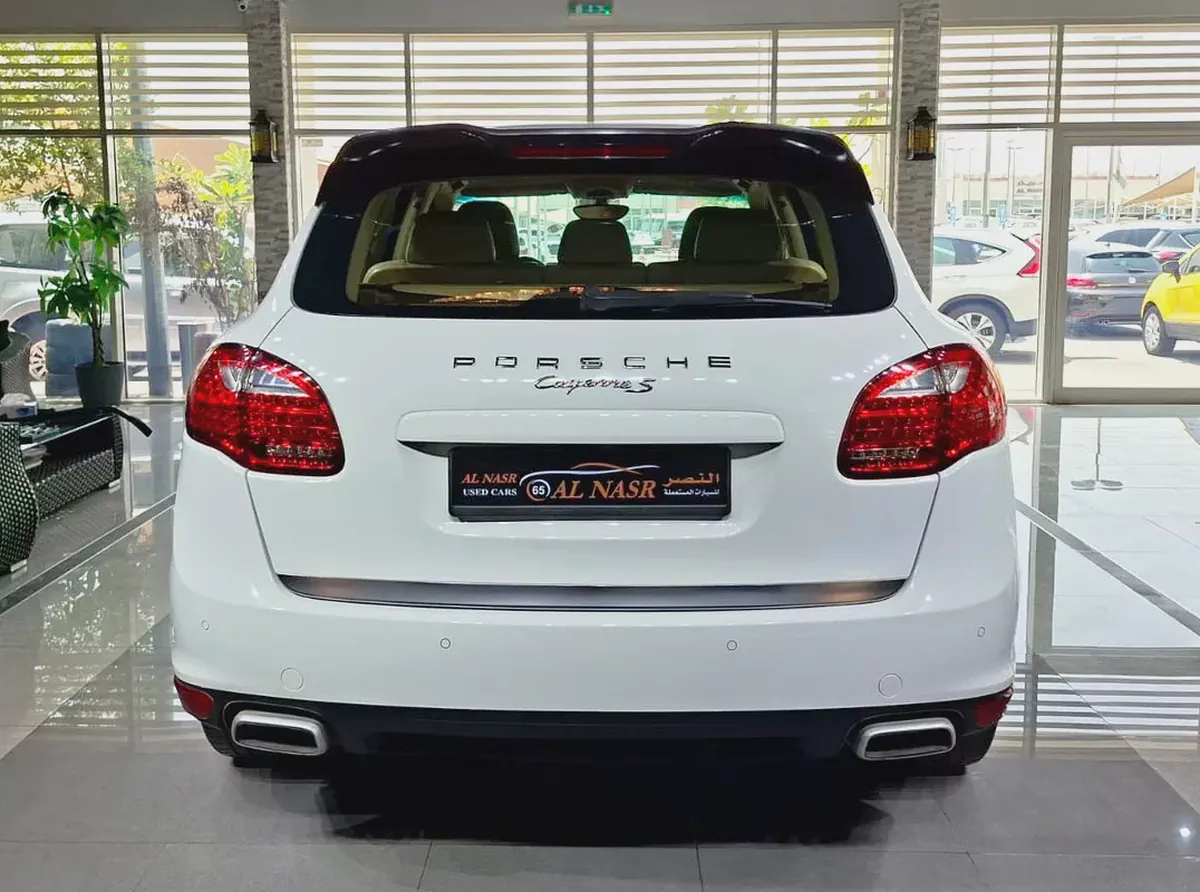 V8 Engine 4.8L . GCC . Excellent Condition . Single Owner..-4-4