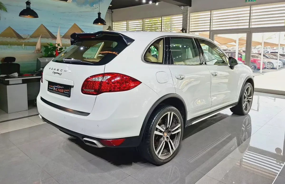 V8 Engine 4.8L . GCC . Excellent Condition . Single Owner..-5-5