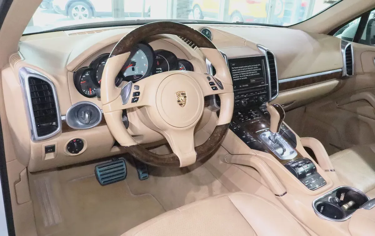 V8 Engine 4.8L . GCC . Excellent Condition . Single Owner..-6-6