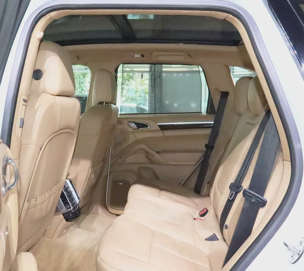 V8 Engine 4.8L . GCC . Excellent Condition . Single Owner..-8-8