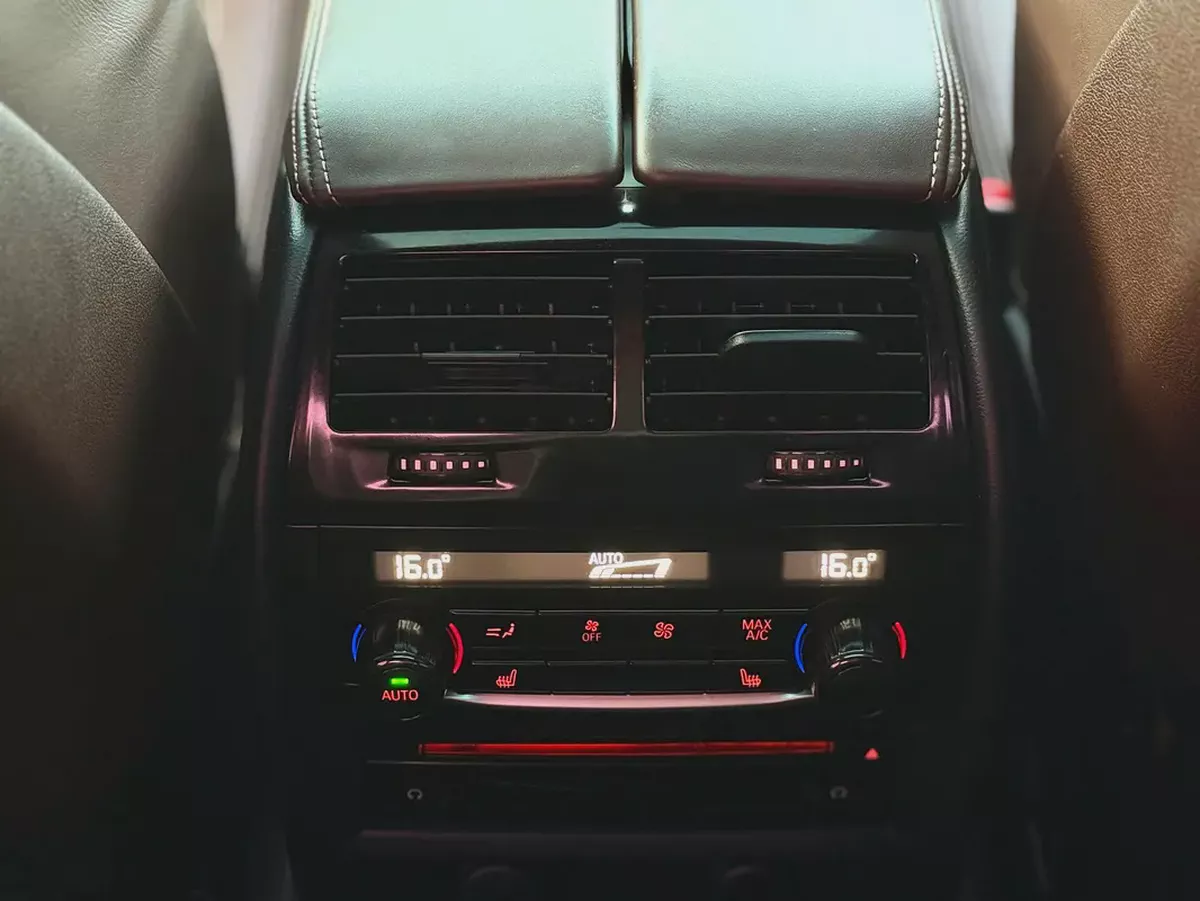 2018 BMW 5-Series 550i Executive GCC Specs-14-14