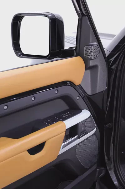 DEFENDER 110 S P300 - V4 - WITH PREMIUM ACCESSORIES IN PERFECT CONDITION-9