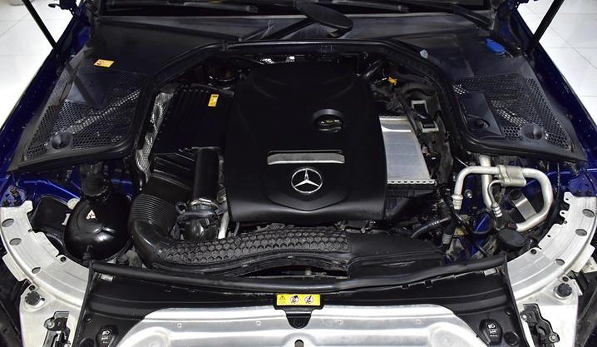 Mercedes Benz C300 Coupe ( 2016 Model ) in Blue Color GCC Specs