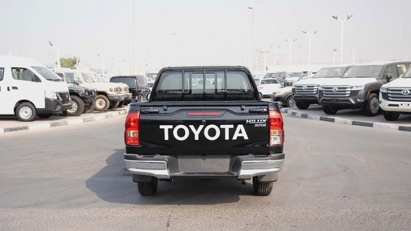 2025 Toyota Hilux Double Cab DLX - GCC Specs - Brand New!