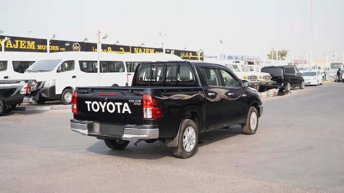 2025 Toyota Hilux Double Cab DLX - GCC Specs - Brand New!