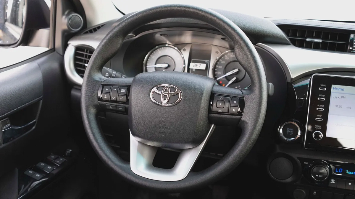 2025 Toyota Hilux Double Cab DLX - GCC Specs - Brand New!