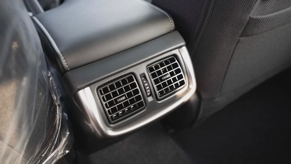2025 Toyota Hilux Double Cab DLX - GCC Specs - Brand New!