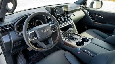 Toyota Land Cruiser VX LC300 VX 4.0P AT MY2024 – WHITE-9