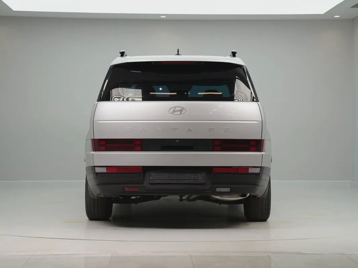 2025 Hyundai Santa Fe | GCC Specs | LOW mileage-5-5