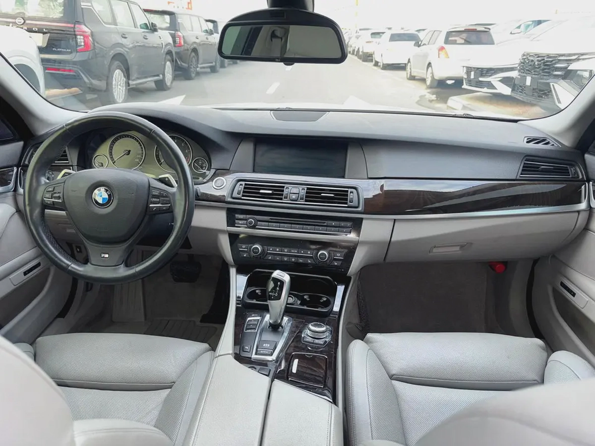 BMW 5-Series 550i 2011 - Japanese Specs-10-10