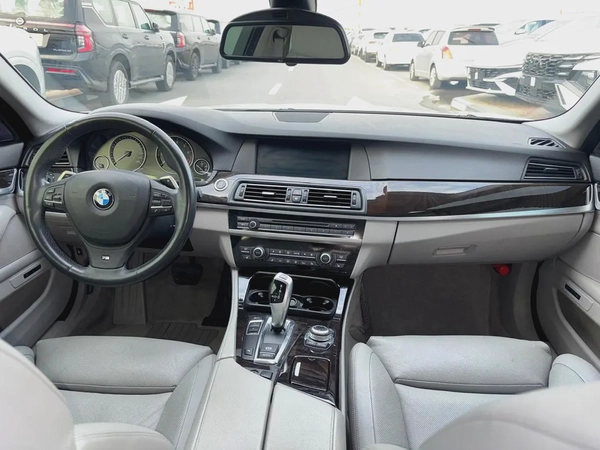 BMW 5-Series 550i 2011 - Japanese Specs