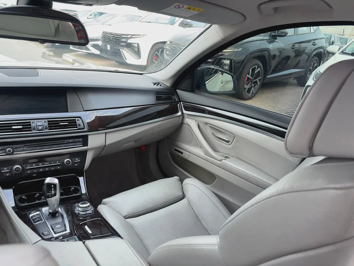 BMW 5-Series 550i 2011 - Japanese Specs-11-11