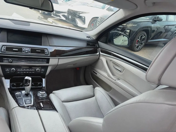 BMW 5-Series 550i 2011 - Japanese Specs