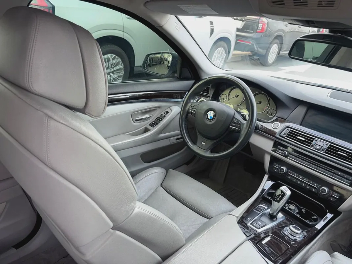 BMW 5-Series 550i 2011 - Japanese Specs-13-13