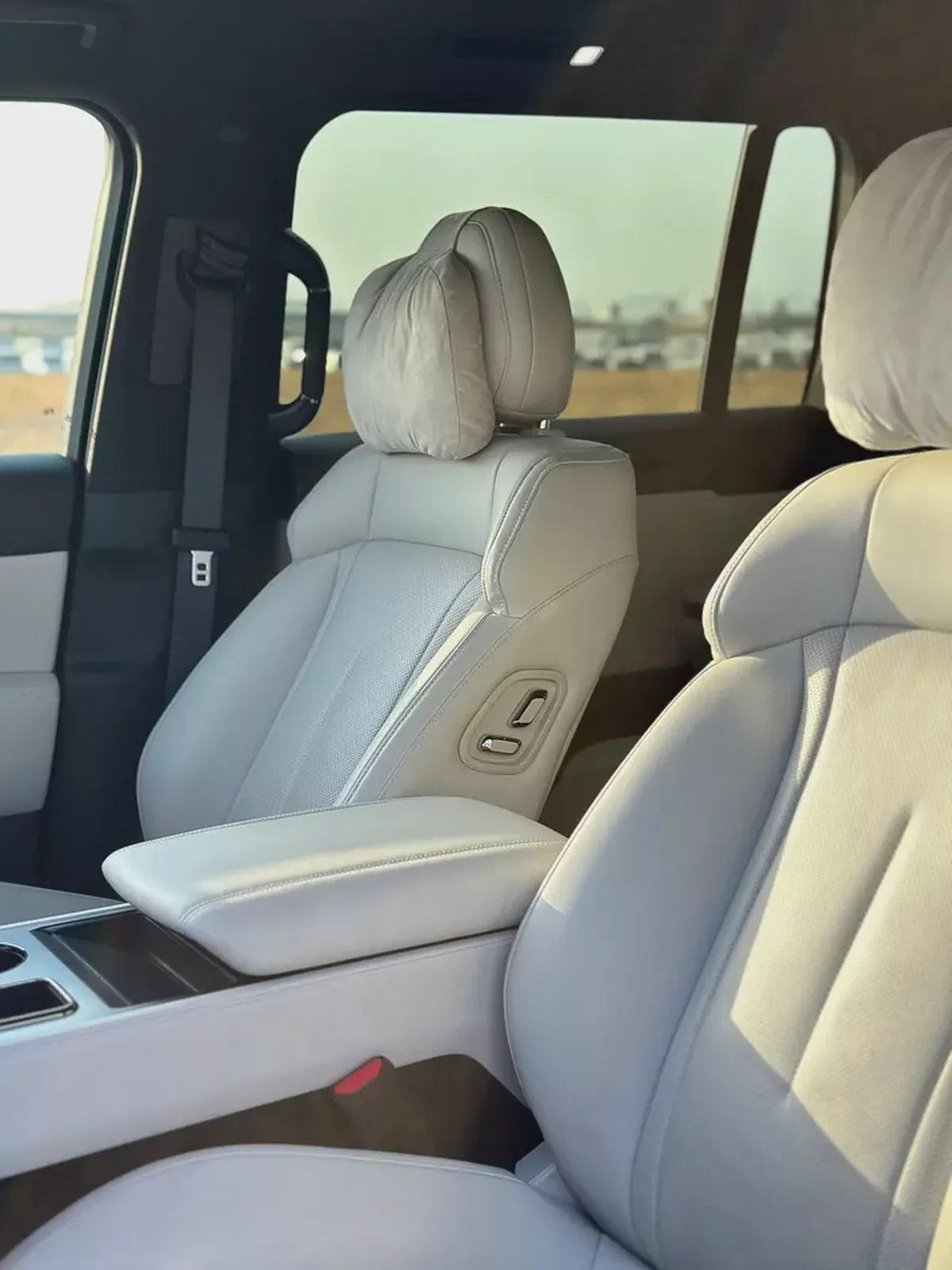 EXCELLENT CONDITION | VIP 6 SEATER | BLACK / WHITE | CHINESE SPECS-11-11
