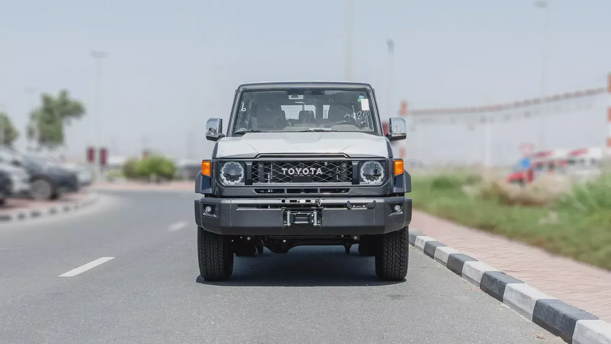 2026 Toyota Land Cruiser LC76 4.0L AT Petrol With Radar-Saudi Specs-3-3