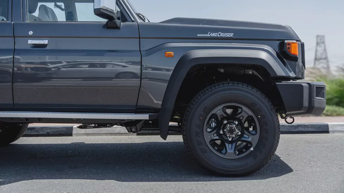 2026 Toyota Land Cruiser LC76 4.0L AT Petrol With Radar-Saudi Specs-6-6