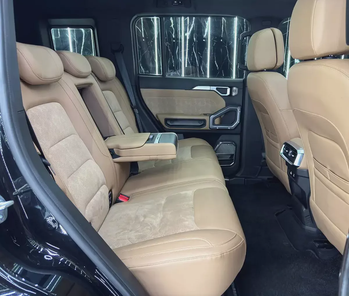 Defender Package  | Low Mileage | Jetour Warranty  11/2031 | Full Service History-18-18