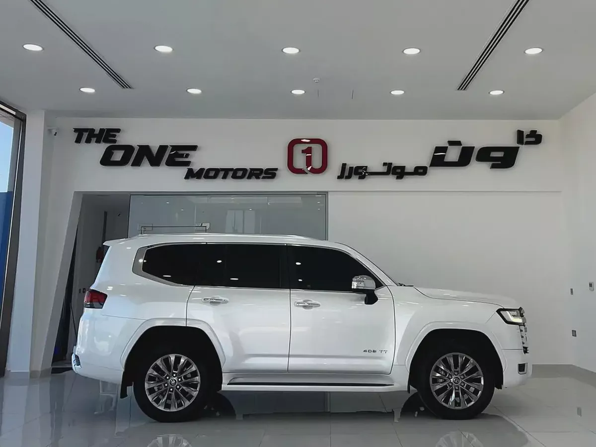 Toyota Land Cruiser VXR 2023 GCC Specs-2-2