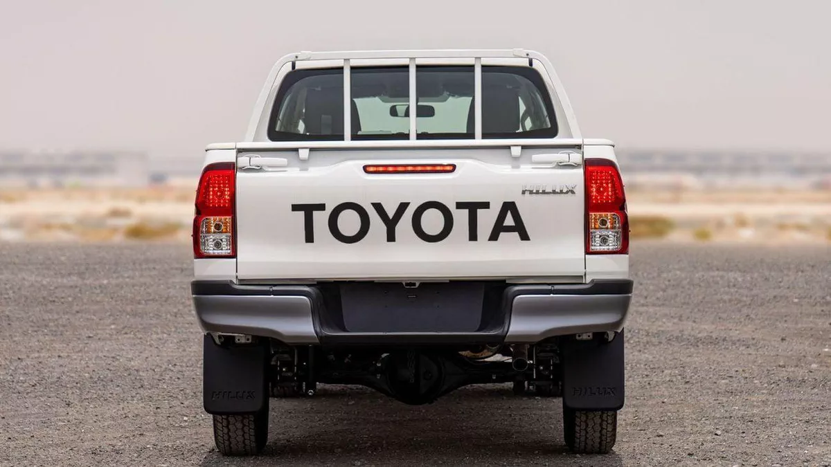 Toyota Hilux 2.4 MT-3-0