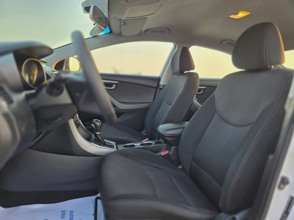2015 Hyundai Elantra GL MID GCC Specs - Well Maintained
