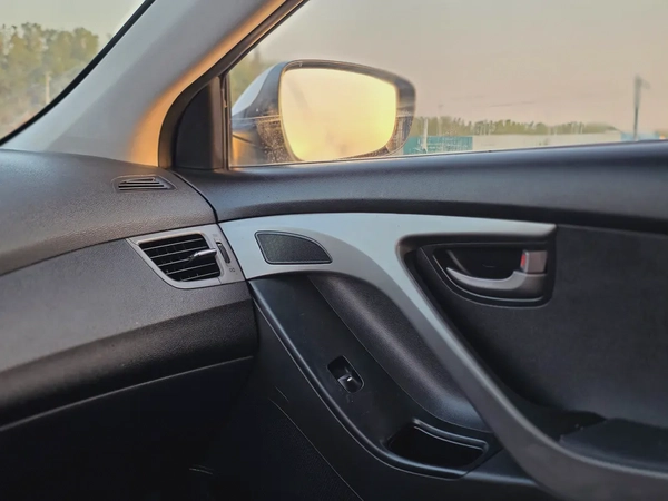 2015 Hyundai Elantra GL MID GCC Specs - Well Maintained