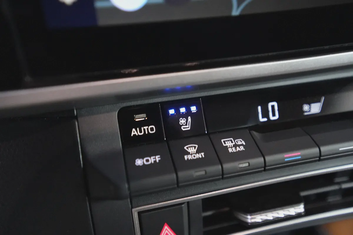 2025 Toyota Camry Lumiere HYBRID - Brand New - GCC Specs-13-13