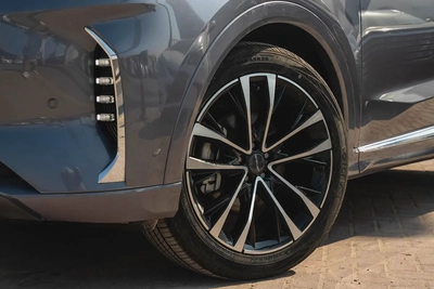 Jetour X70 Plus Luxury 2025 Low Mileage GCC 1.6L Turbo 4 Cylinders-2